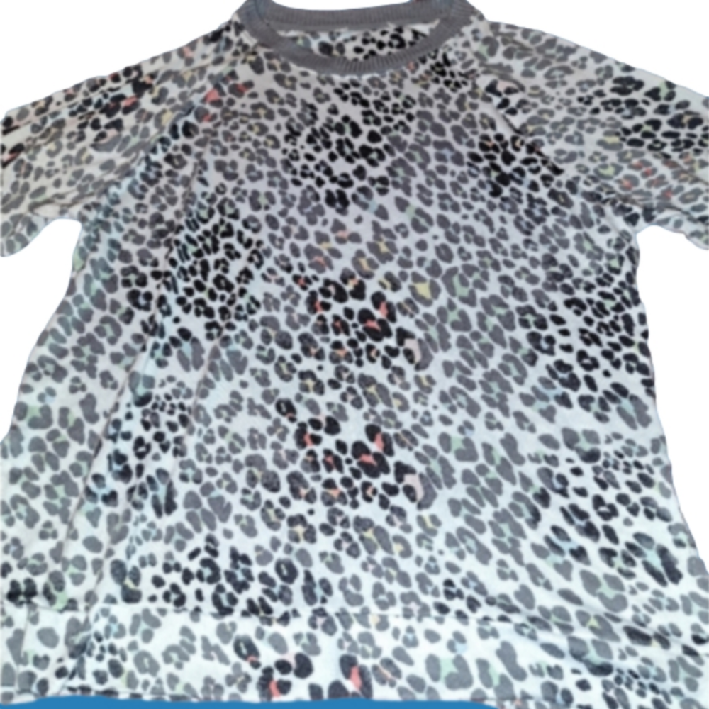 Women's sz L quarter sleeve top with splits on the sides